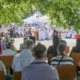 Gottesdienst der Seelsorgeeinheit 4 auf der Wiese bei Auferstehung-Christi. Foto: Berthold Hildebrand