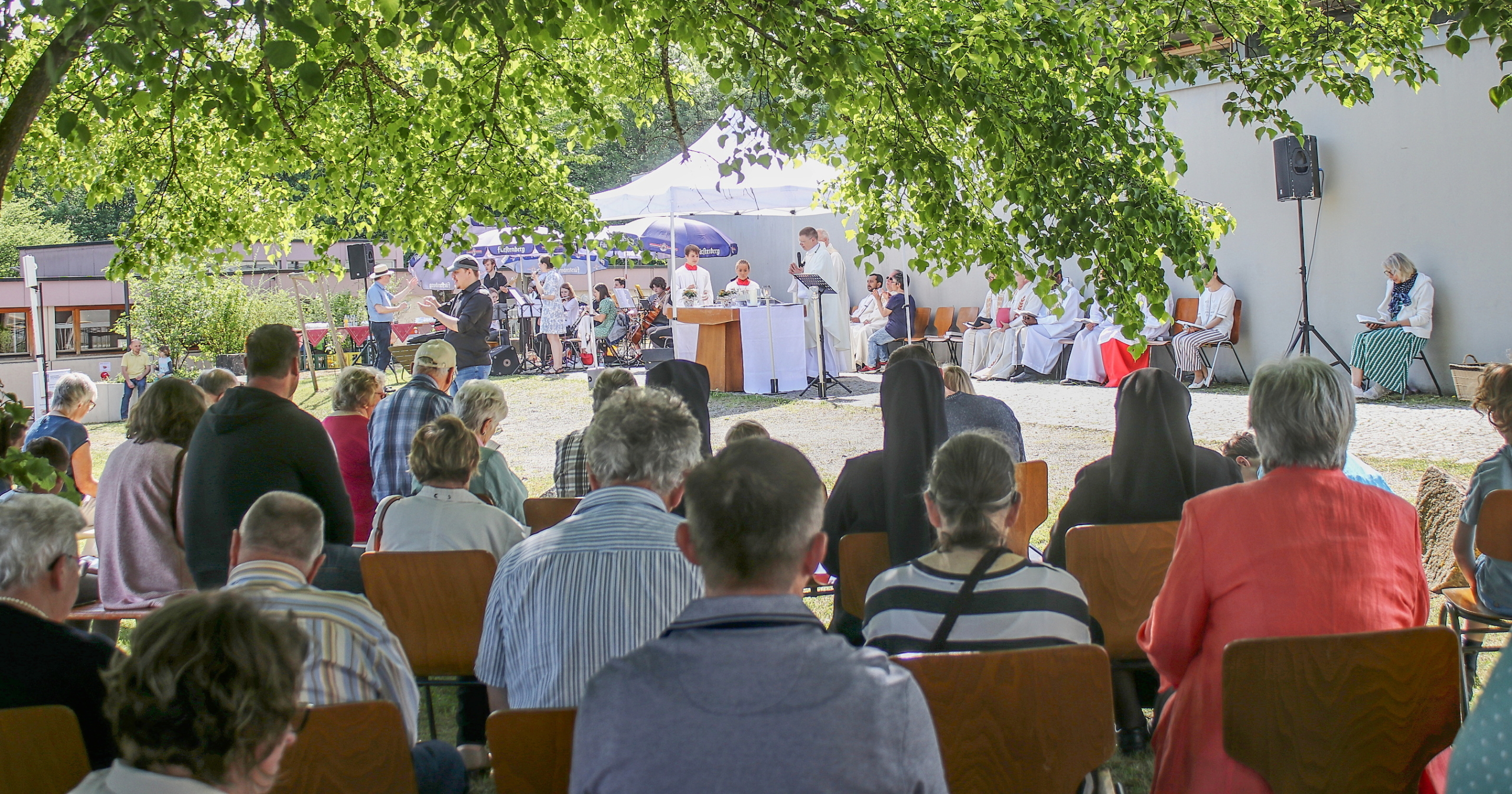 Gottesdienst der Seelsorgeeinheit 4 auf der Wiese bei Auferstehung-Christi. Foto: Berthold Hildebrand