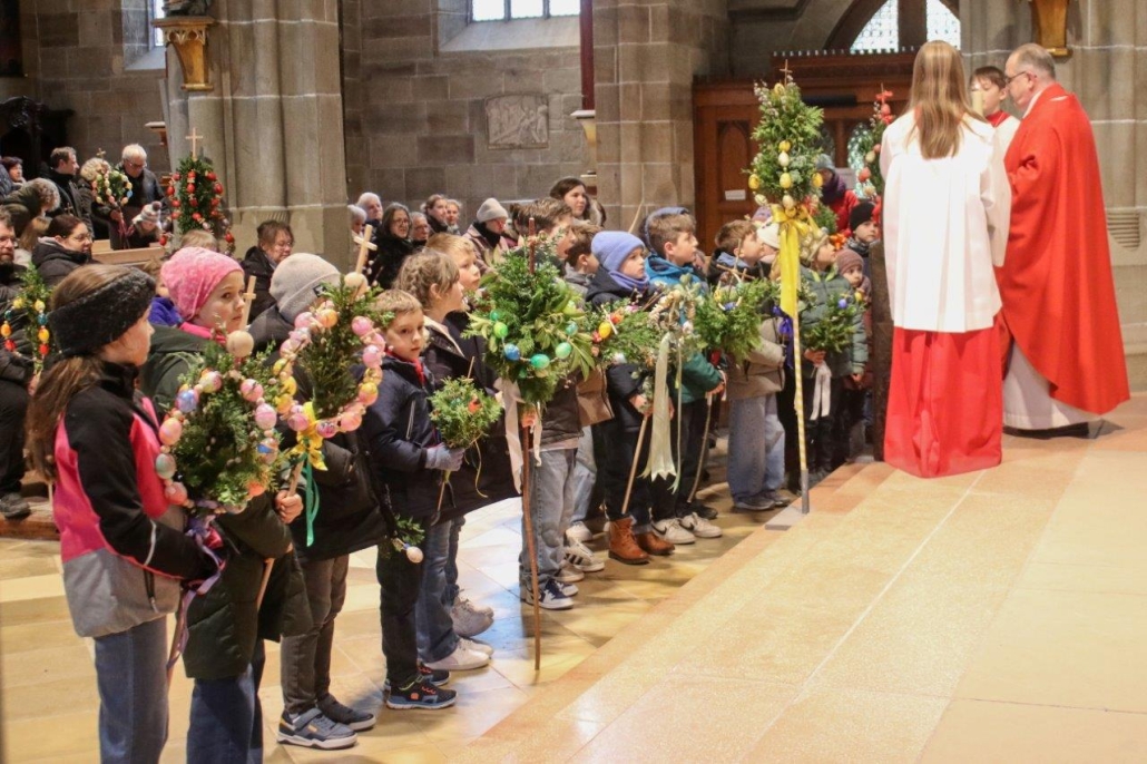 Palmsonntag 2026 3 Kinder mit Palmen FOTO BERTHOLD HILDEBRAND