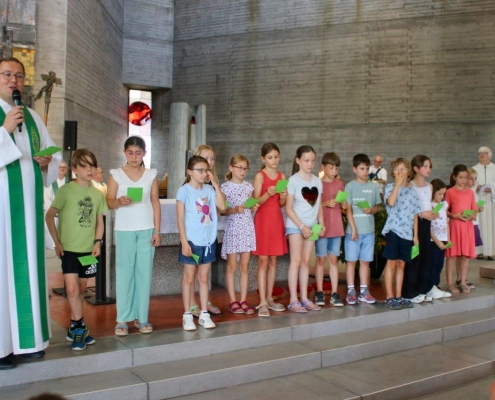 2026 Seelsorgeeinheits-Gottesdienst Vikar Schmid mit Erstkommunionkindern FOTO HILDEBRAND