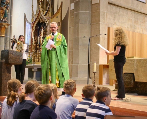 2 Gemeindefest 2026 Pfarrer Weber erklärt des Gleichnis vom Sämann FOTO HILDEBRAND