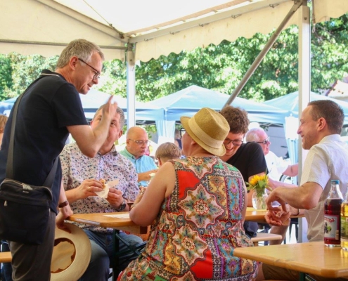3 Gemeindefest 2026 Pfarrer Weber macht seine Honneurs FOTO HILDEBRAND