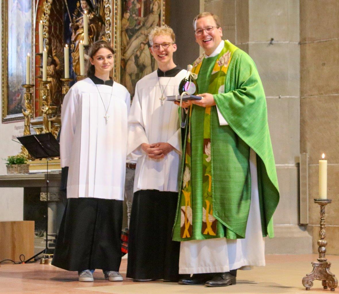 Verabschiedung Nico Schmid (05) Geschenk der Ministranten FOTO' HILDEBRAND